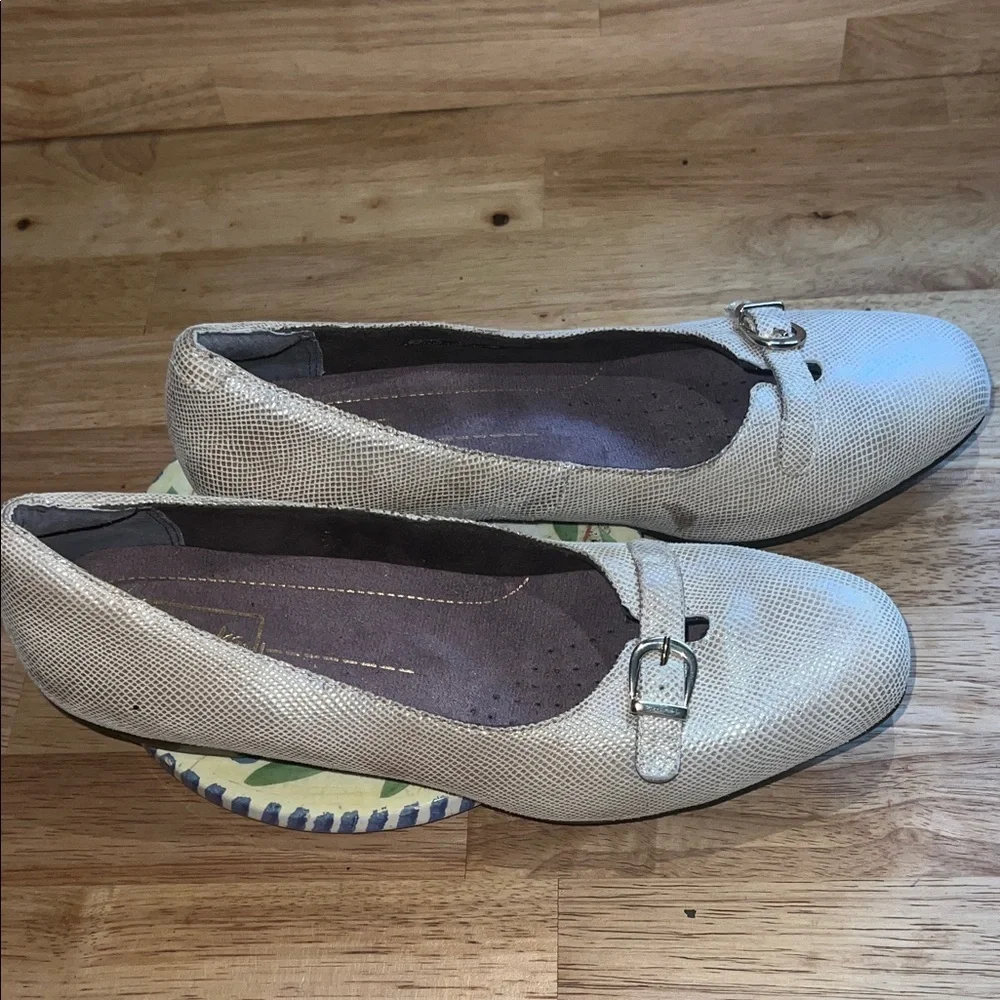Clarks Women's Cream Textured Leather Ballet Flats with Buckle